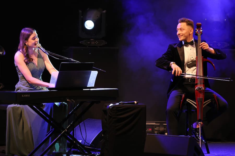 Der Mann mit dem Cello. Und mit 13 Millionen Followern! «Jodok Cello» (mit Pianistin Stefanie Siano) war Stargast am «SI Golf Cup».