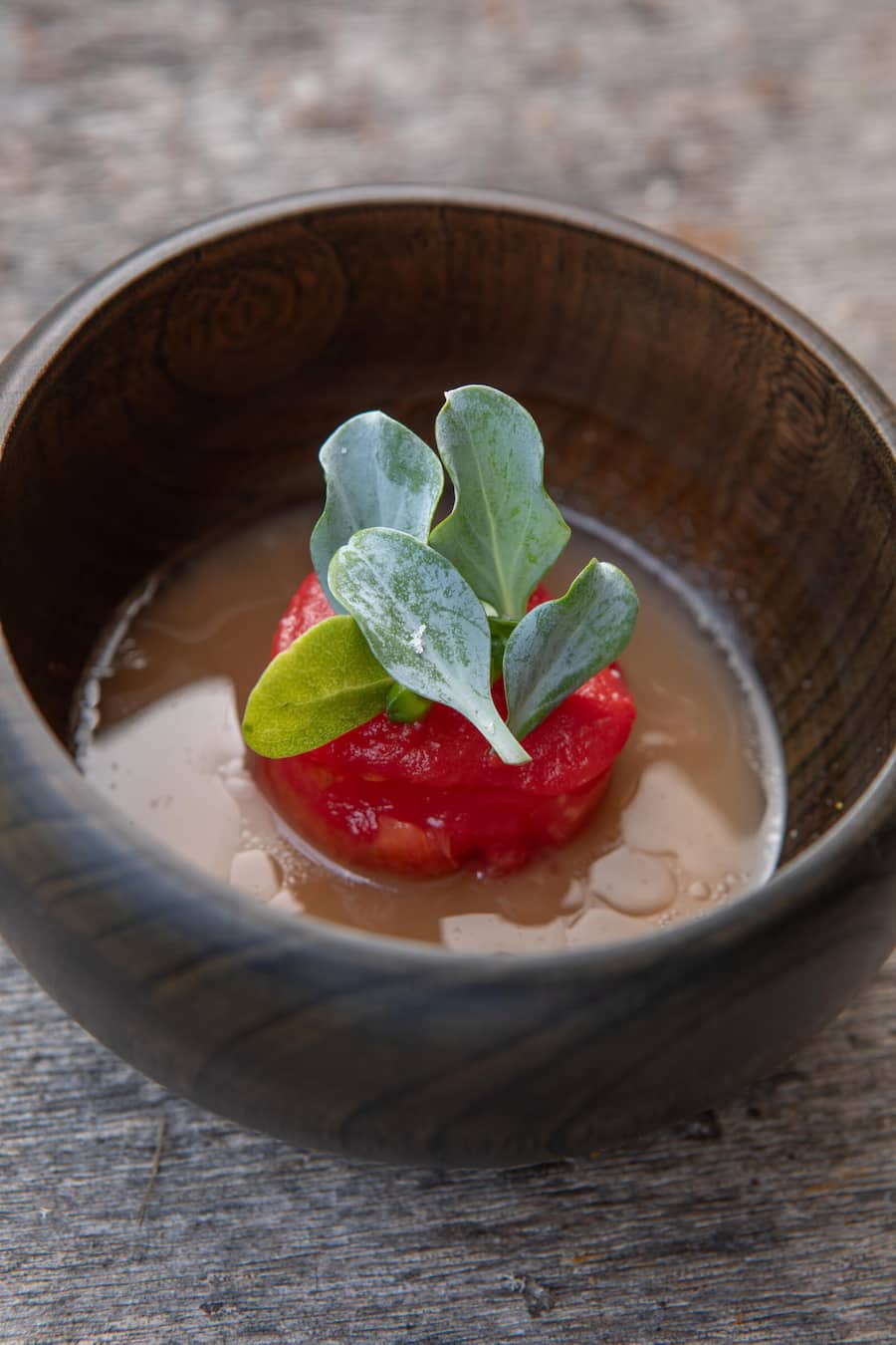 Die ersten richtg reifen Tomaten von der Waadtländer Riviera, Flusskrebs-Bisque, Kaviar.