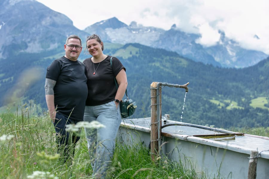 Ende Feuer in Rougemont. Jetzt prüfen Benoît und Sabine Carcenat die ersten Angebote, die ins Haus geflattert sind. «Wir wollen in der Schweiz bleiben.»