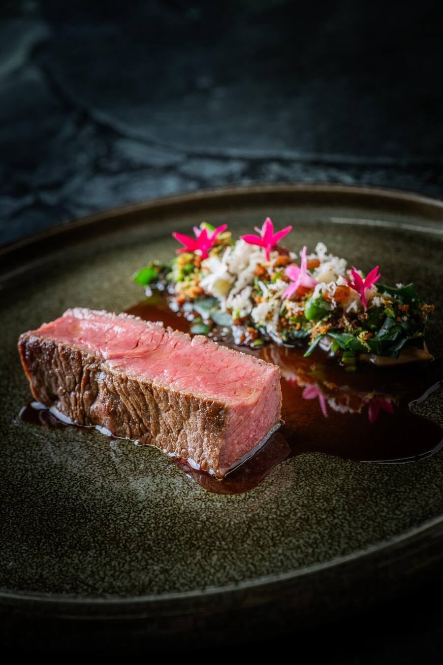 Entrecote di manzo limousine ticinese, gebratener Sommer Chicorée, Gremolata und Bergpfefferjus