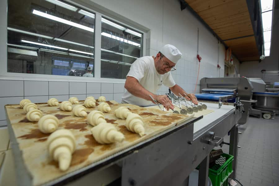 Er rollt und rollt die Croissants… Vasco Alves Moreira in der Backstube.