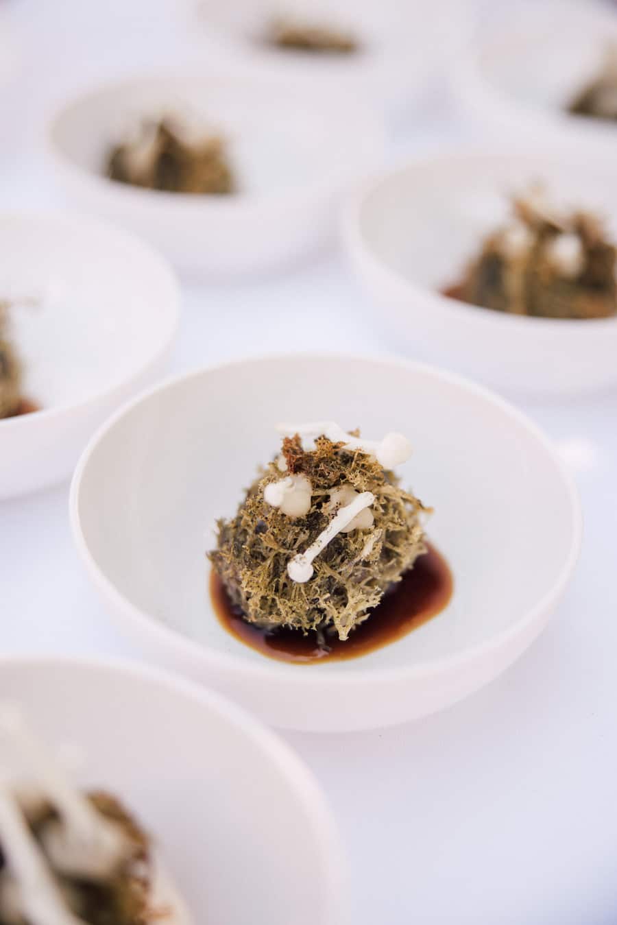 Paolo Casanova, Chef, Chesa Colani in Madulain, GR Gericht: Engadiner Rehfleisch, Fermentiertes Himbeerherz, Rentierflechtenkruste, Sauerkrautgel, Enoki-Pilze, Champignon-Garum