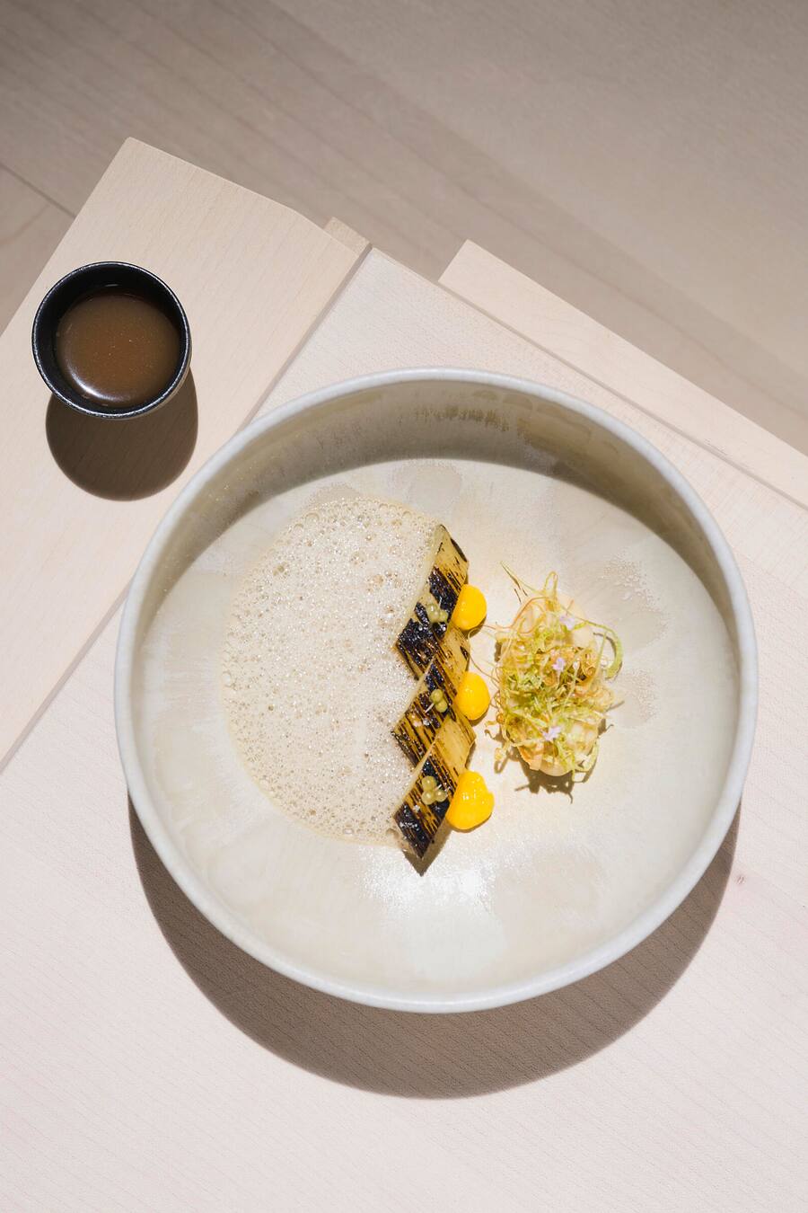 Gerösteter Lauch mit Eigelb und Nussbutter.