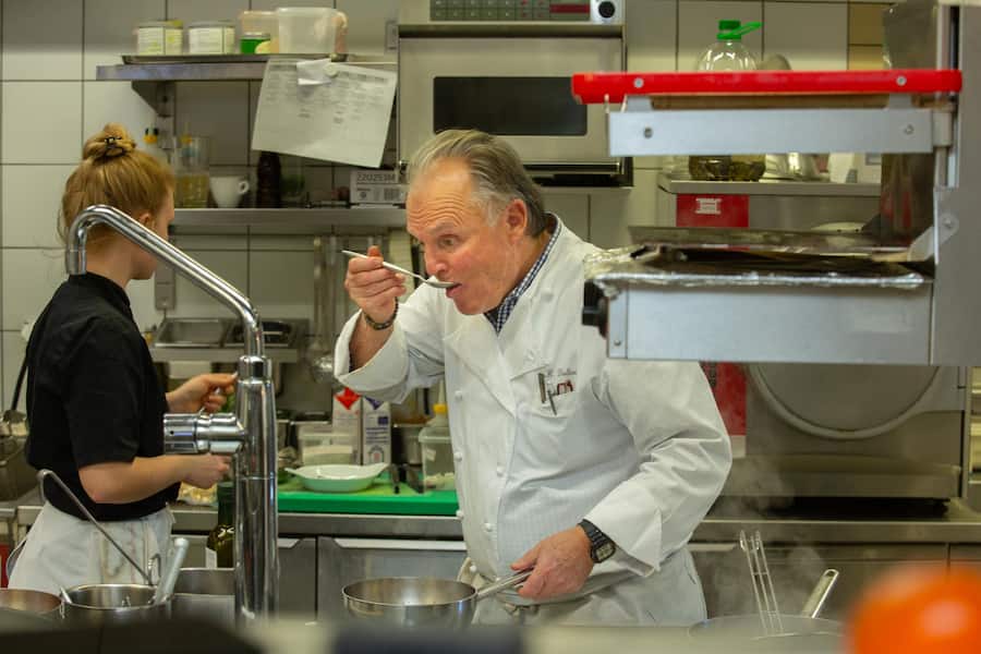 Hier schmeckt der Chef ab: Martin Dalsass in der «Bernerhof»-Küche.