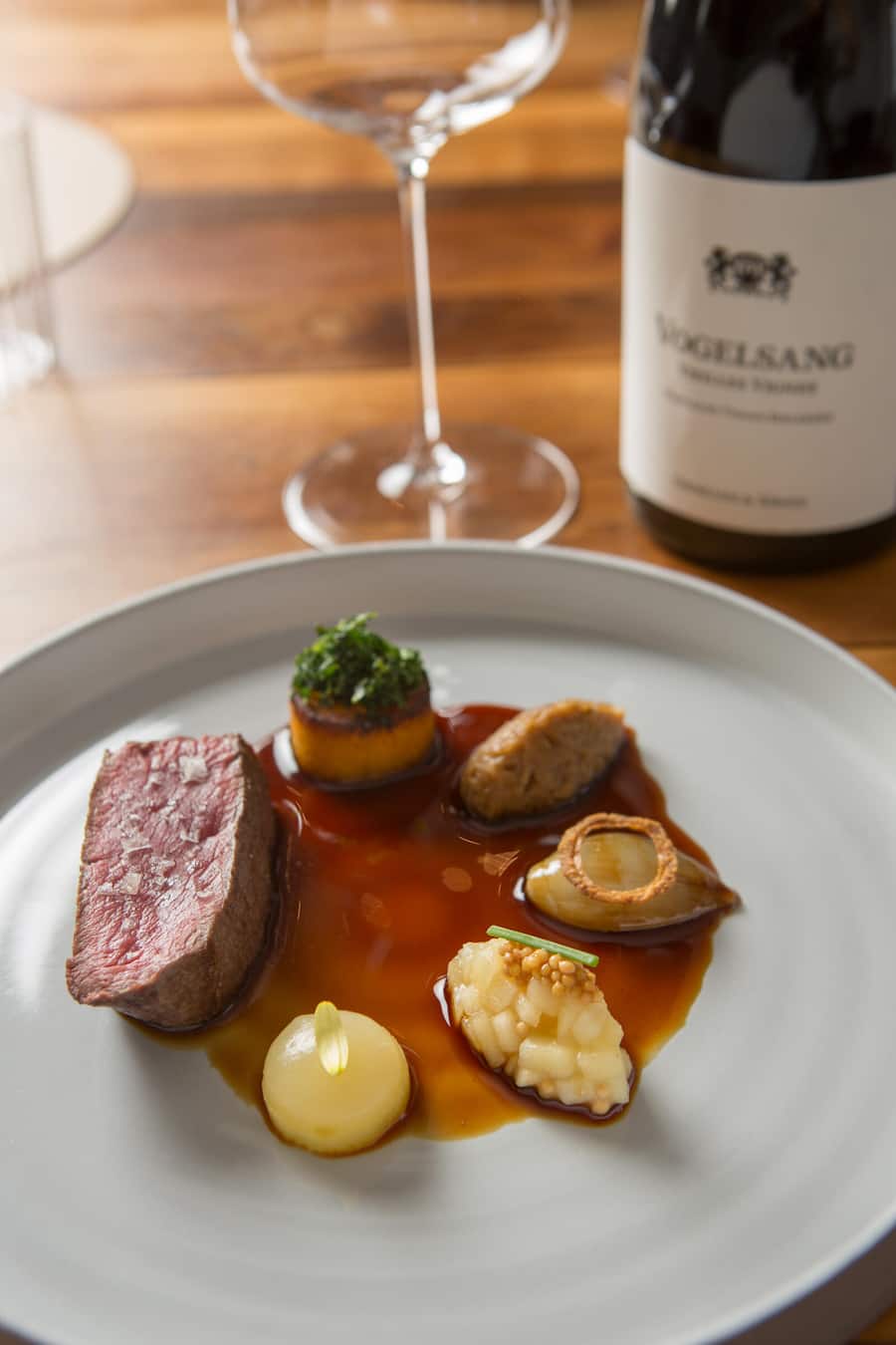 Hirschentercotemit Zwiebelvariationen, Apfel, Süsskartoffel und Federkohl.