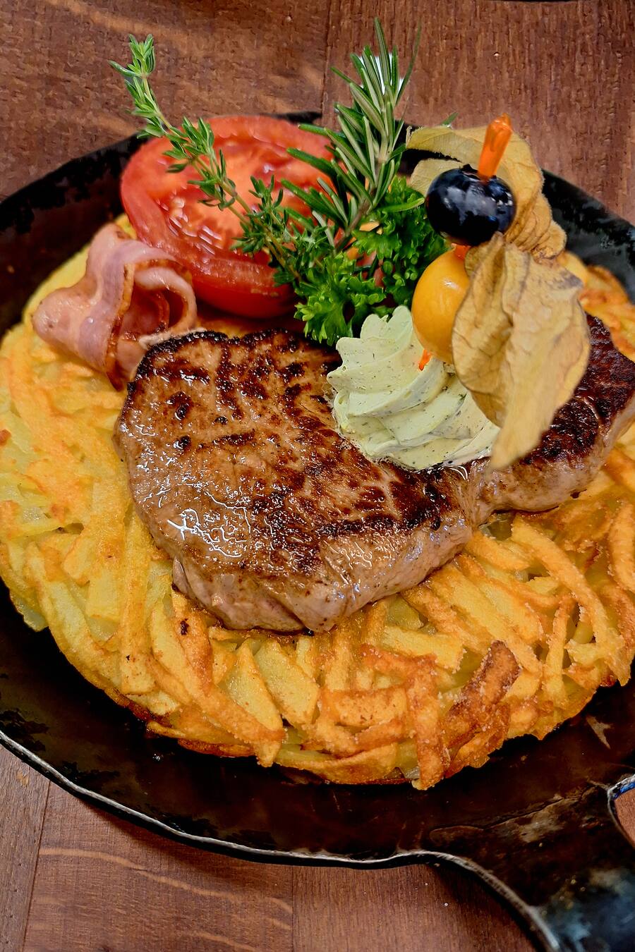 Jodler Rösti mit Rinds Entrecote, gedämpften Tomaten und hausgemachter Kräuterbutter