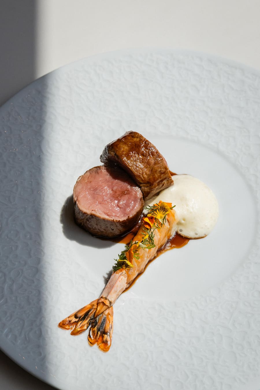 21.07.2025, Zürich, Ameron Zürich Bellerive, Gericht; Kalbsfilet, Scampi, Kartoffelmousselin (photo by Remy Steiner for Gault Millau)
