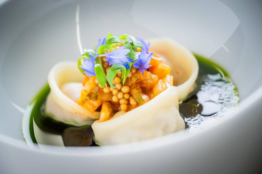 Kräuterschwein Tortellini, fermentierter Kohlsalat, Kräuteröl