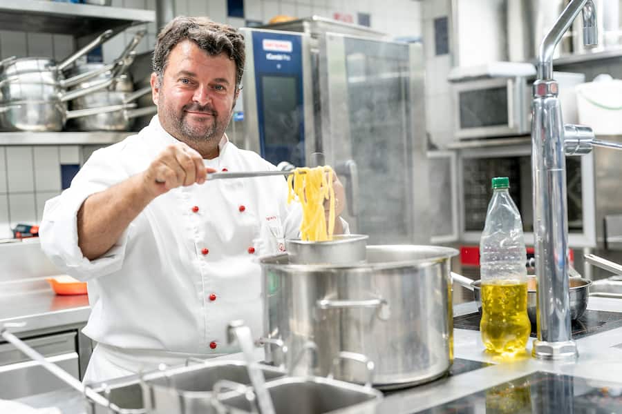 Gerberstube, Schaffhausen, Küchenchef Ignazio Scozzari am Tagliatelle Kochen