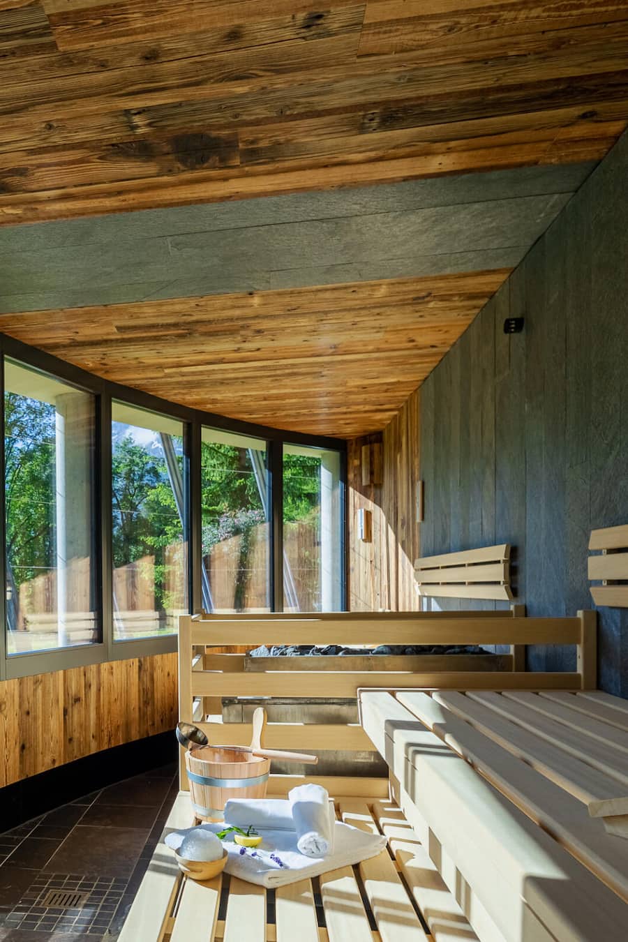 Stîî-Ãl Chàmmere Besonders und Beliebt: unsere Steinöl-Sauna, genannt Stîî-Ãl Chàmmere! 80°C, 20% Luftfeuchtigkeit und herrlich duftendes Steinöl machen jeden Saunagang zu einem aussergewöhnlichen Erlebnis.