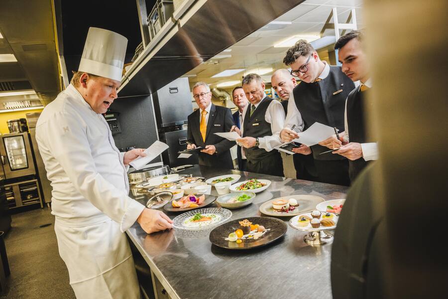 Mattias Roock beim Staff-Briefing