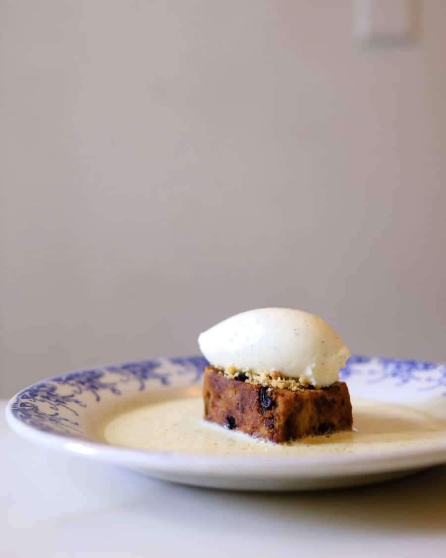 Mi Food Mi Raisin pudding, foin, tonka réalisé avec le pain