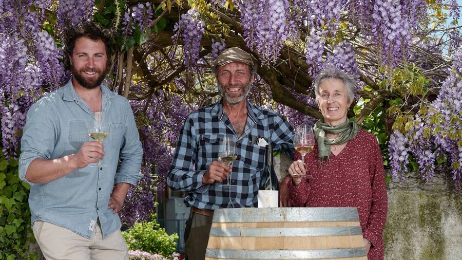 Noé Christinat et ses parents Olivier et Nathalie (installés à Ollon, en culture bio)