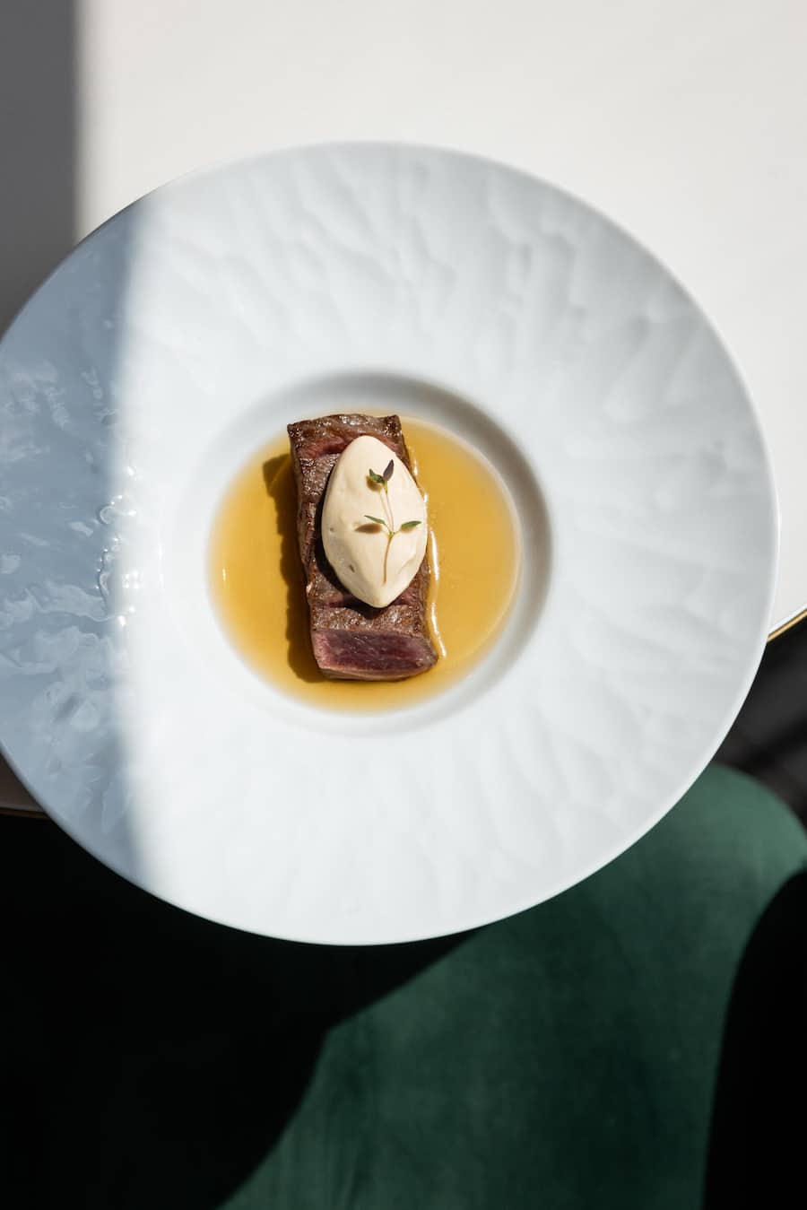 21.07.2025, Zürich, Ameron Zürich Bellerive, Gericht; Swiss Beef Entrecote von Luma, Petersilienwurzel, Pilzessenz (photo by Remy Steiner for Gault Millau)