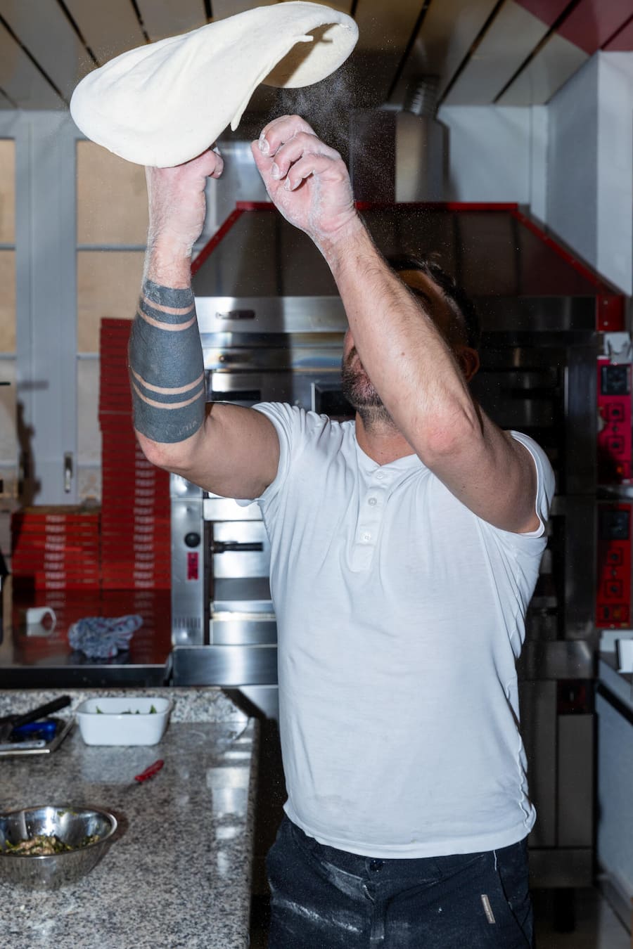 Pizzeria Negrini 'Böni tranchiert' Fabio negrini beim Zubereiten der Pizza Fotografiert in Altdorf am 22.02.204