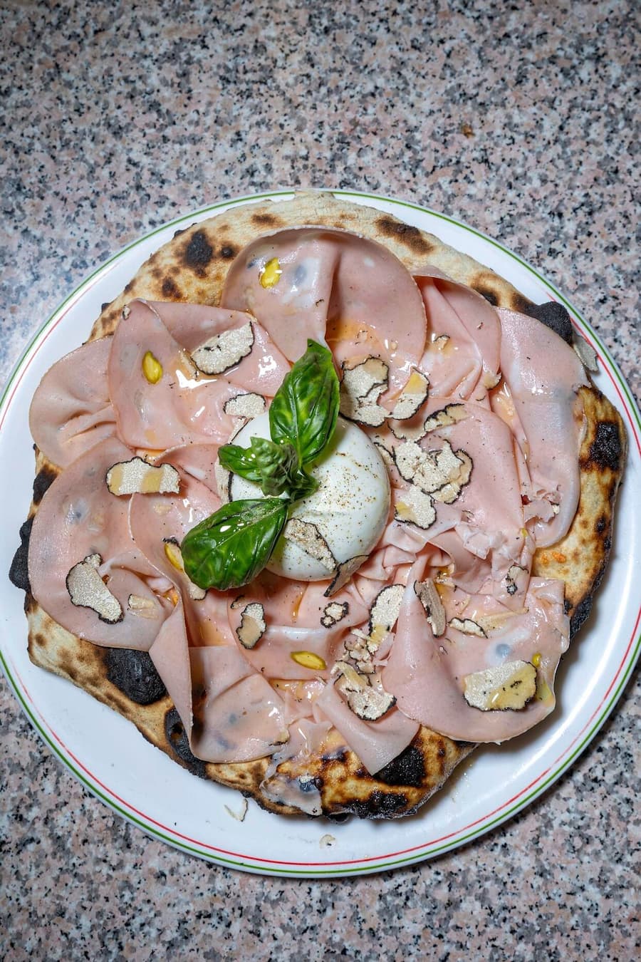 Pizzeria Negrini 'Böni tranchiert' Pizza: Tomatensugo, Mortadella, Urner Trüffel, Taleggio und Burrata Fotografiert in Altdorf am 22.02.204