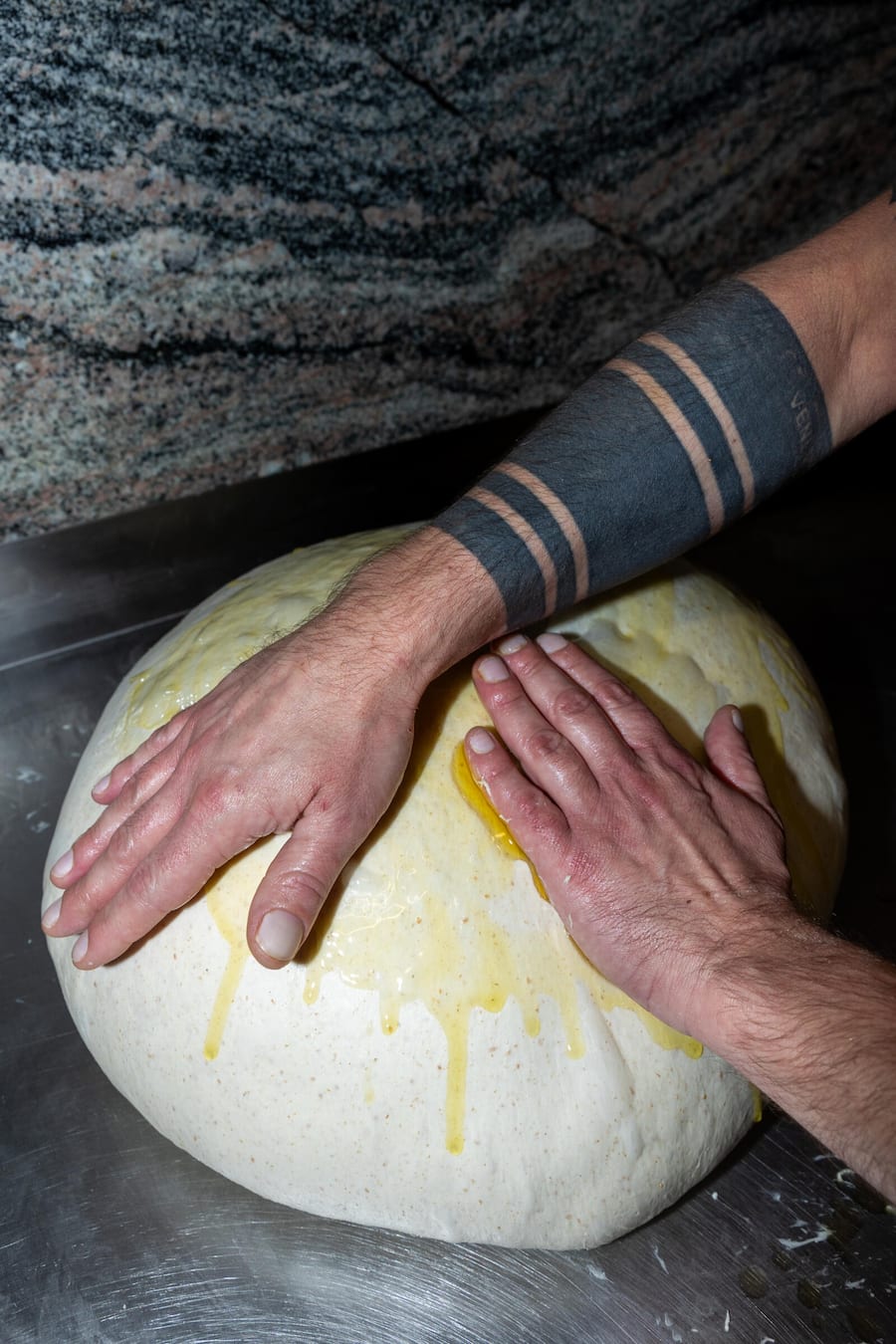 Pizzeria Negrini 'Böni tranchiert' Fabio negrini beim Zubereiten der Pizza Fotografiert in Altdorf am 22.02.204