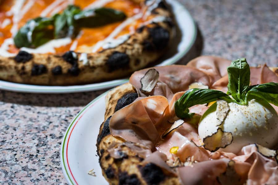 Pizzeria Negrini 'Böni tranchiert' Pizza1: Tomatensugo, Mortadella, Urner Trüffel, Taleggio und Burrata Pizza 2: Margherita Fotografiert in Altdorf am 22.02.204