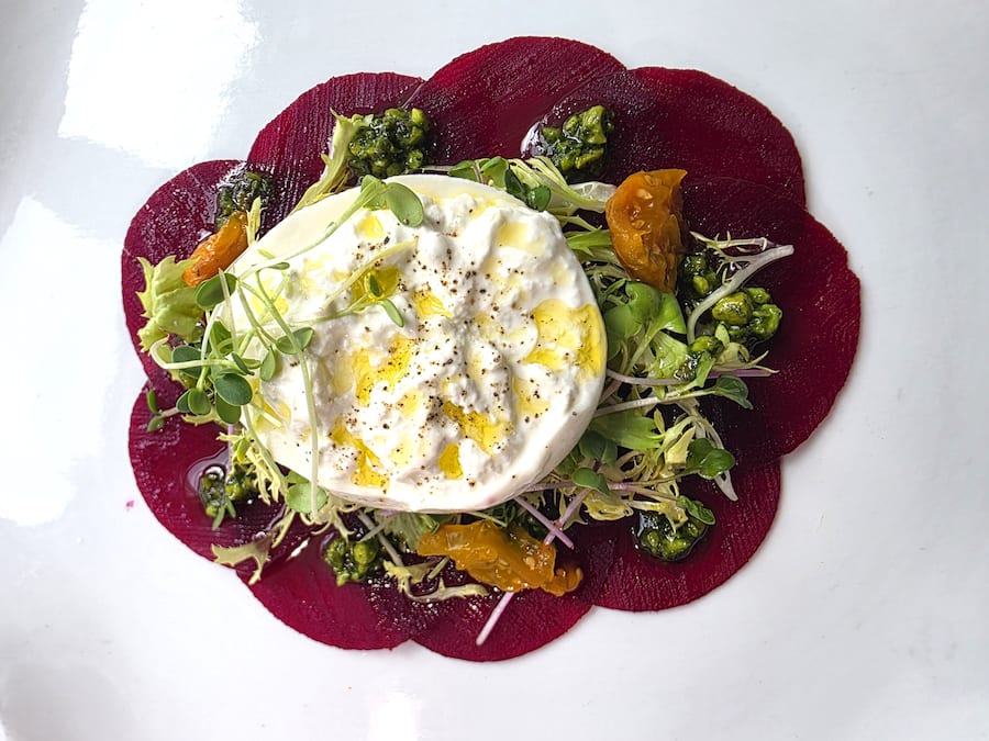 Typisch «Mamma Leone»: Randen-Carpaccio mit Burrata, Pistazien & Olivenöl.