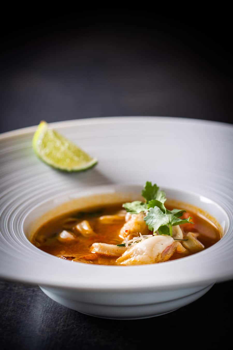 Renu Homsombat, Stefan Heilemann 2022: Tom-Yum-Suppe, Garnelen, Jakobsmuscheln, Tintenfisch, Shimeji-Pilze, Zintronengras, Kaffir-Limette