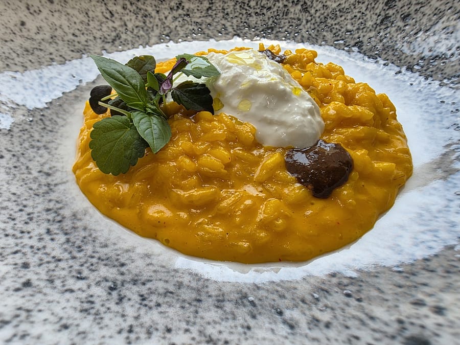 Typisch «Mamma Leone»: Safran-Risotto mit Burrata und schwarzem Knoblauch.