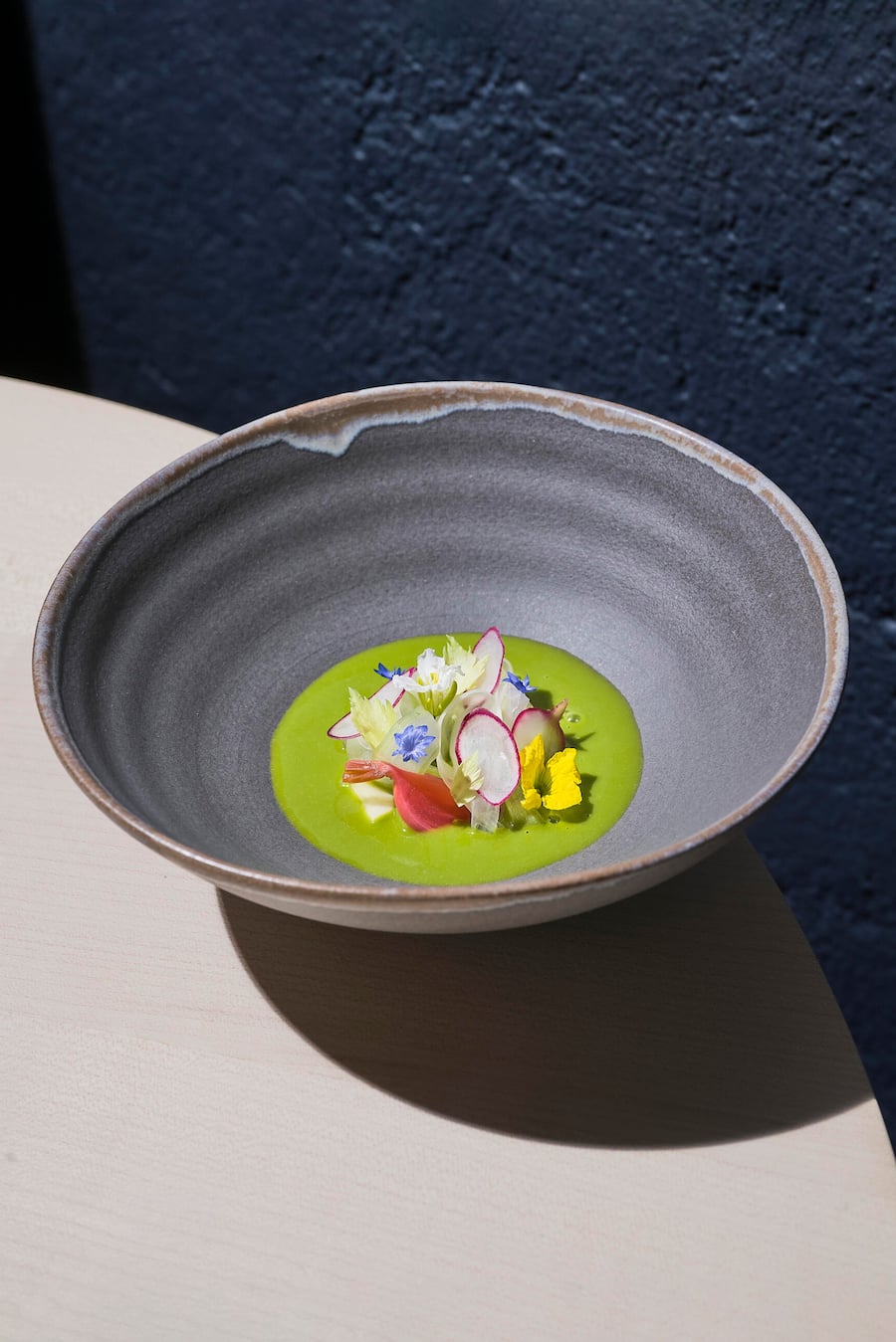 Salat Gazpacho mit Sellerie und Radieschen.