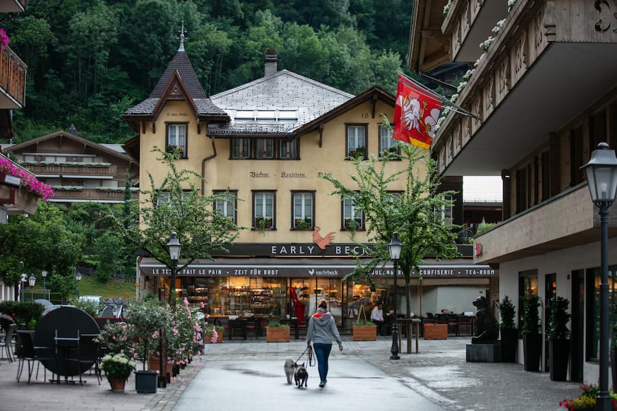 Seit 1910 ist der Earlybeck an der Promenade ein wichtiger Angelpunkt in Gstaad.
