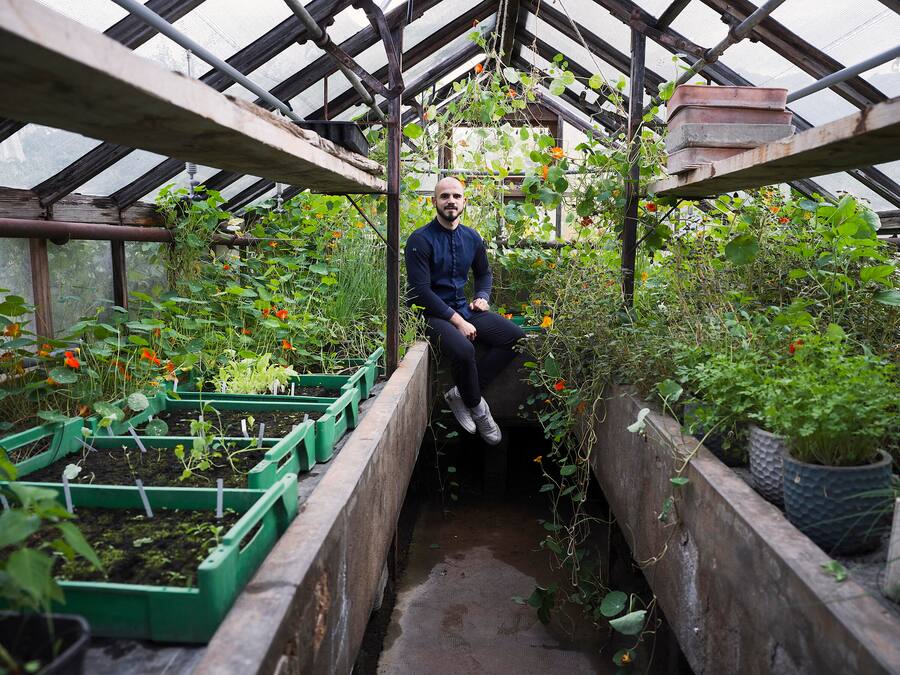 Simeon Nikolov im Gewächshaus.