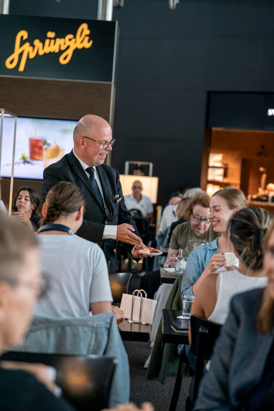 Spruengli Flughafen, Christian Weiss, Chef de Service