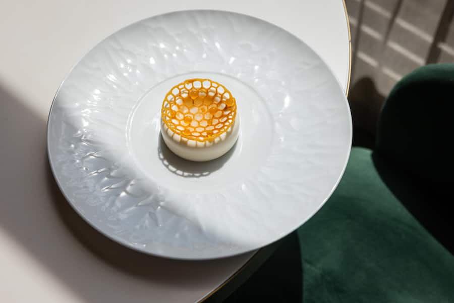 21.07.2025, Zürich, Ameron Zürich Bellerive, Gericht; Joghurtmousse & Honig (photo by Remy Steiner for Gault Millau)