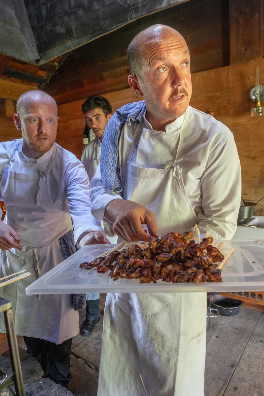 Teamwork! Nicolas Darnauguilhem und Hugo Martin (l.) bereiten die BBQ-Rindfleischspiesse zu.