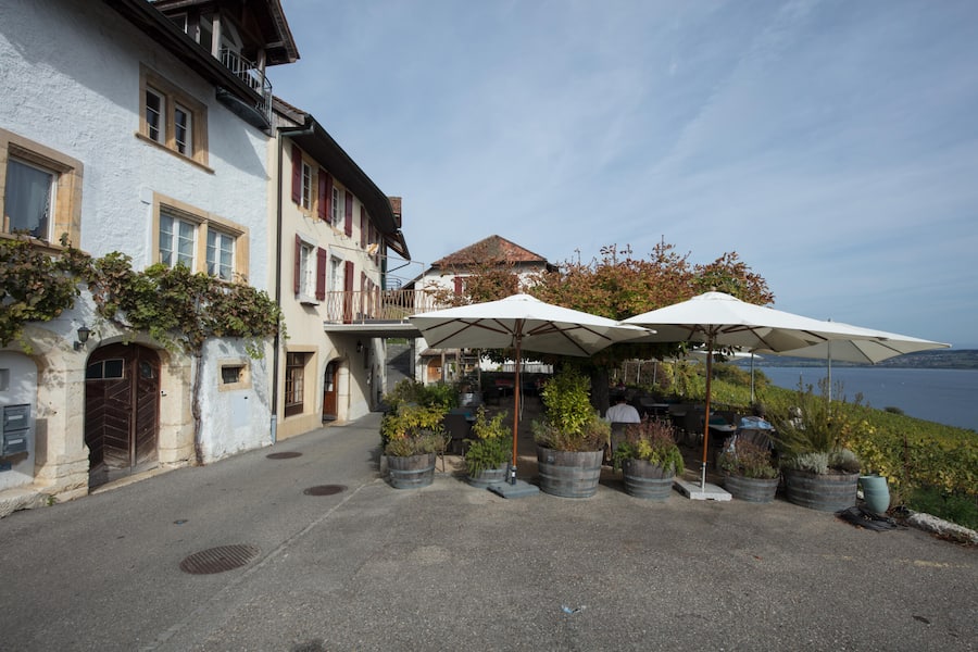Terrasse des Trois Amis mit Ausblick über den Bielersee