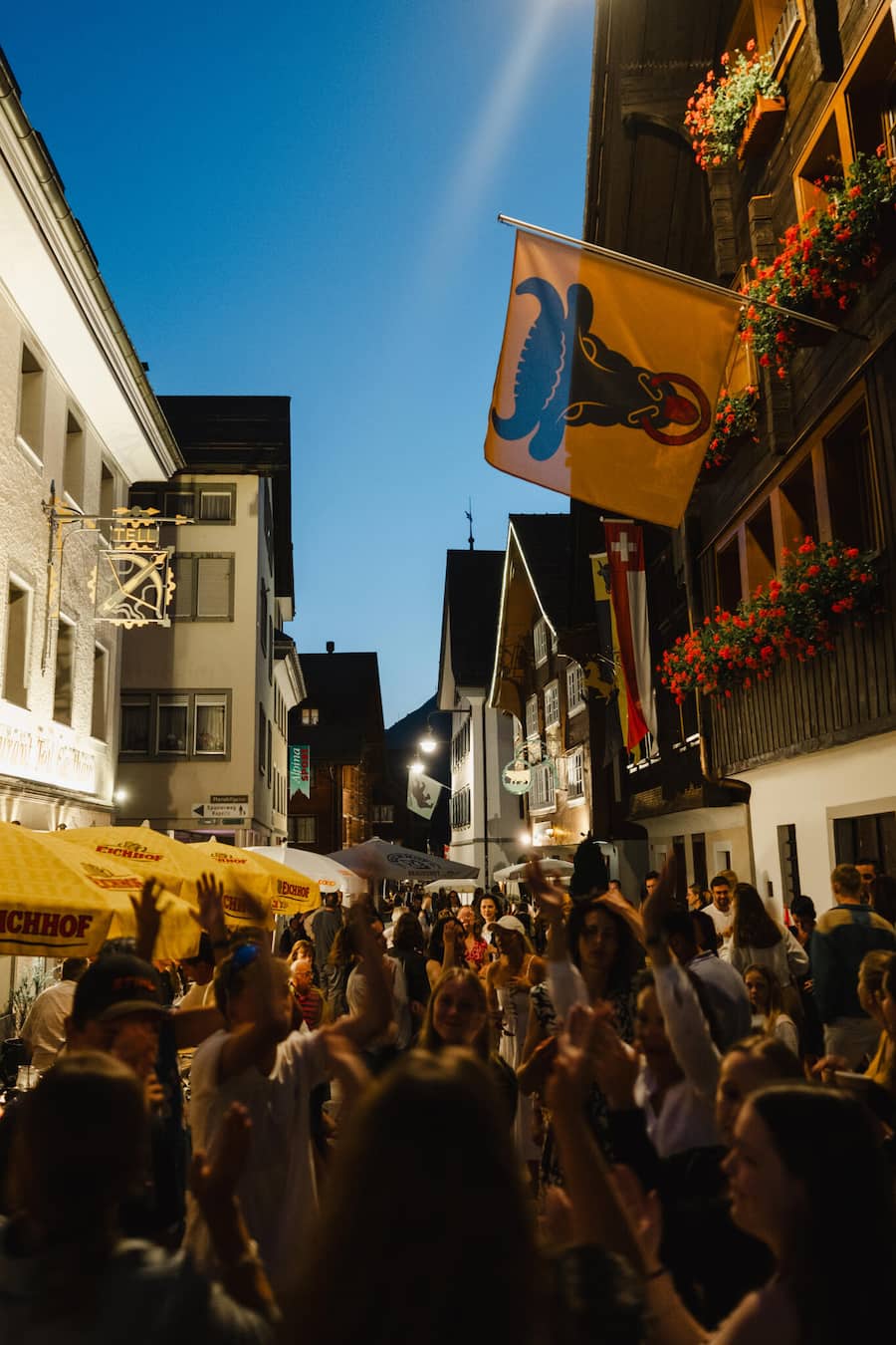 Volle Strassen an der Tavolata in Andermatt