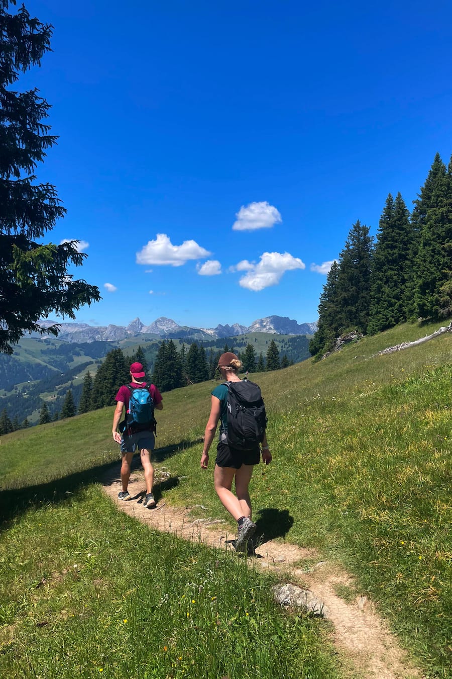 Wandern durch die wunderschöne Berglandschaft