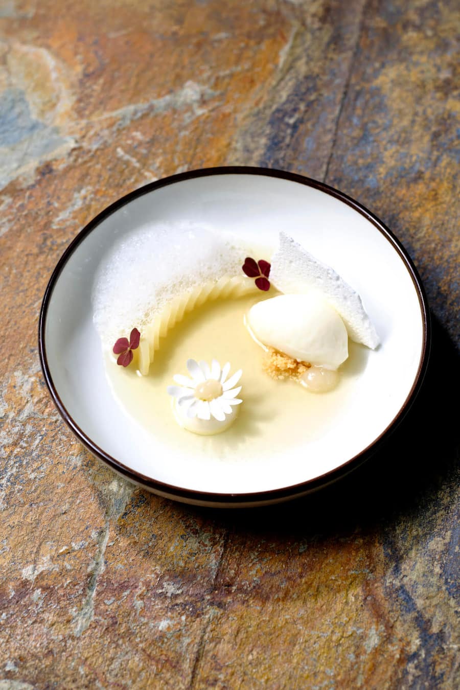 Weisser Spargel mit Kamille und Honig