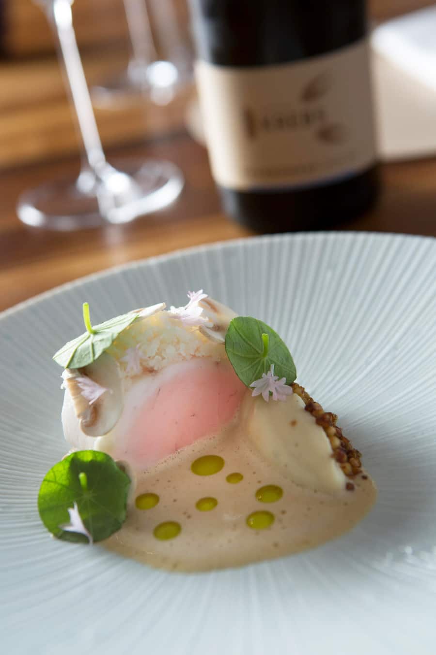 Wildfangzander vom Lago Maggiore mit Blumenkoh, Buchweizen, Kapuzinerkresse und Beurre Blanc von fermentierten Pilzen.