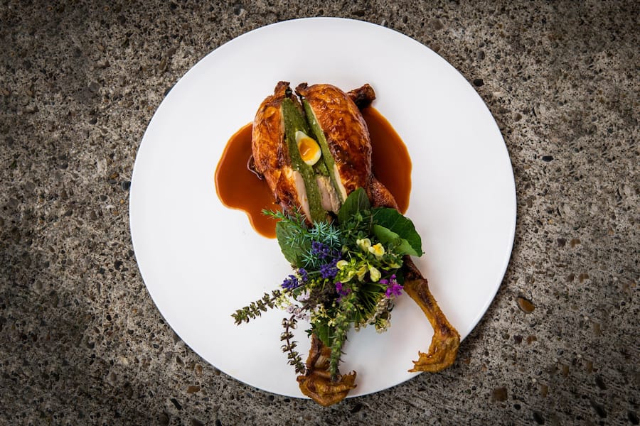 Rosi, Markus Stöckle 2021: Kalb im Huhn, gebratenes Mistkratzerli mit Kalbsfarce gefüllt