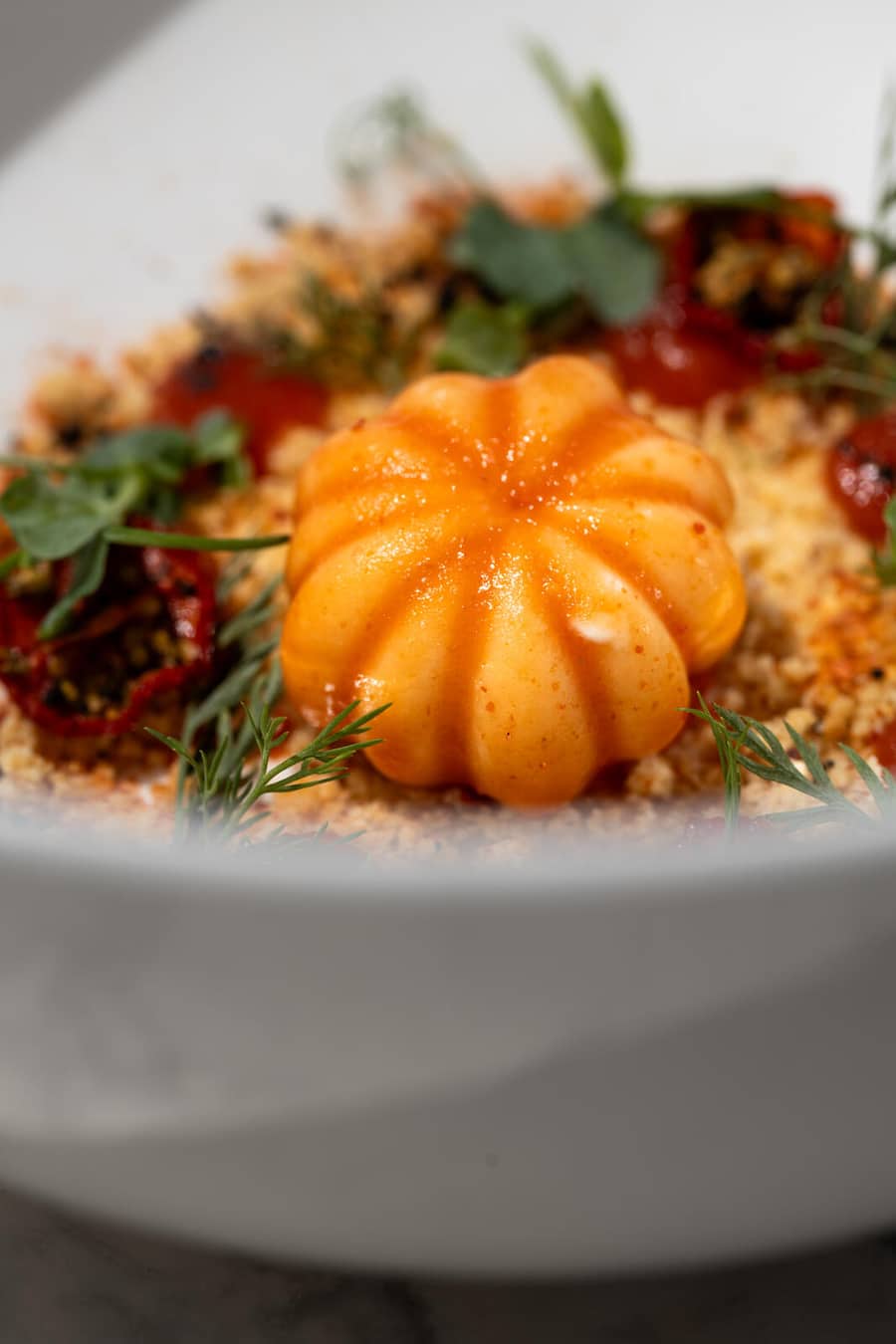 Bio-Cuisine-Koch Giovanni Melis in der Taube, Zug Fotografiert am 17.06.2025 Gericht:Tomaten Expirience (Tomatenmousse, Tomatensorbet, Parmesancrumble)