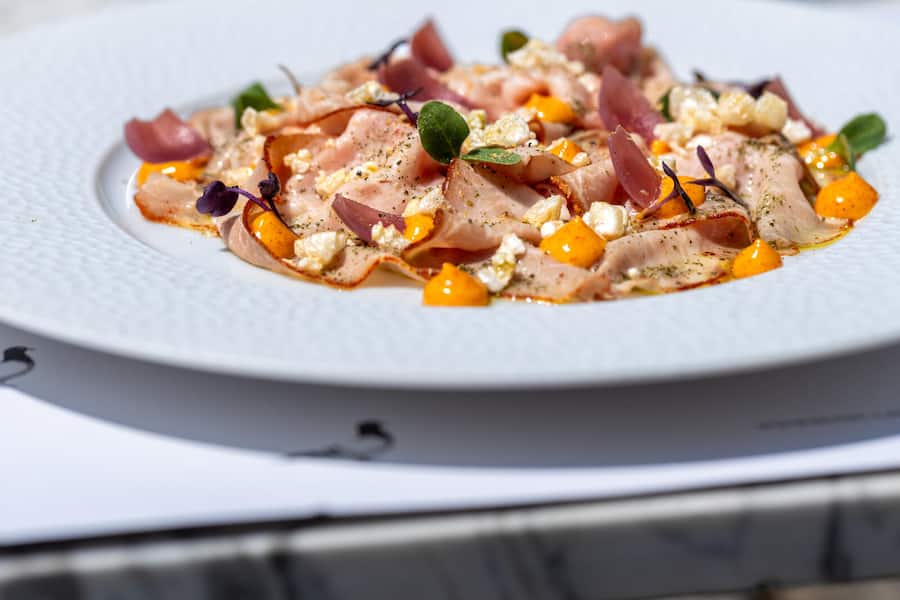 Bio-Cuisine-Koch Giovanni Melis in der Taube, Zug Fotografiert am 17.06.2025 Gericht:Culatello Pastrami( Popcorn,Rosmarin,Sauce Rouille)