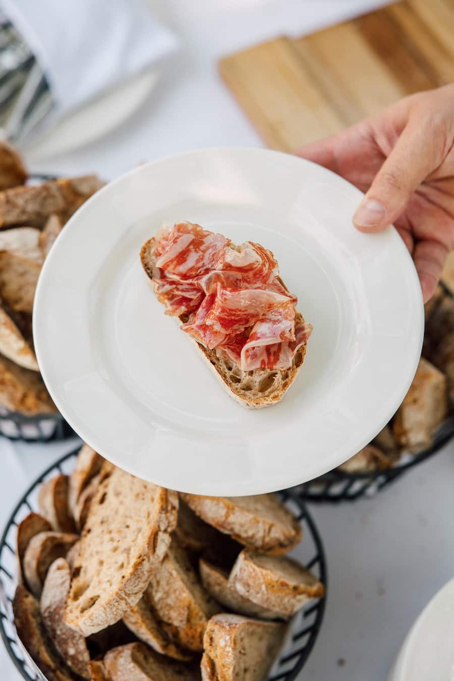 Amuse-Bouche Garden Party 2025: Luma Delikatessen, Wagyu auf der Berkel geschnitten.