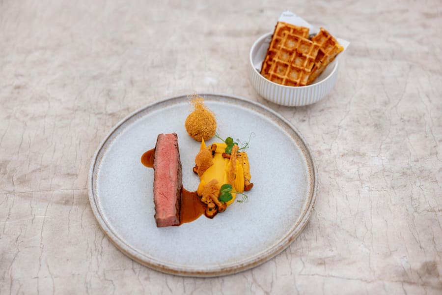 13.08.2024, Buergenstock Resort, Restaurant Oak, Gericht: Swiss Wagyu Flank Steak â Mais â Eierschwämmli (photo by Remy Steiner for Gault Millau)