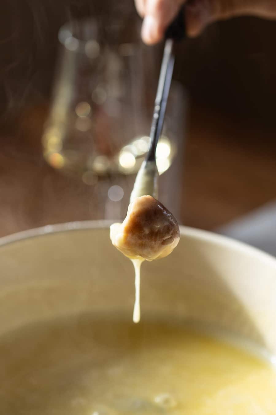 Boeni tranchiert: Fondue von Rolf Beeler, Maître Fromager - Mellingen - November 2023 - Copyright Olivia Pulver