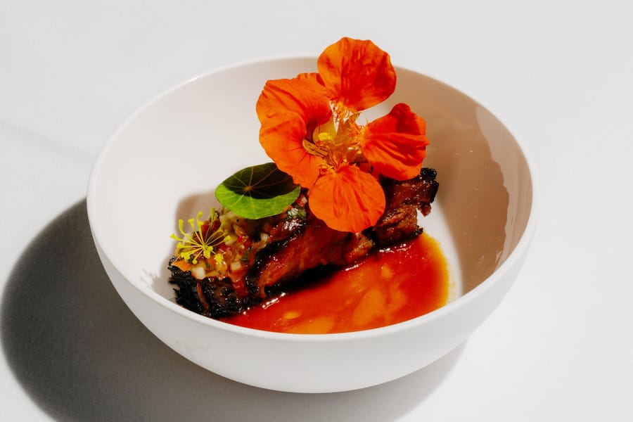 GaultMillau Garden Party 2025: Spareribs mit Dill, Relish und schwarzem Knoblauch von Andreas Caminada und Marcel Skibba (Schloss Schauenstein) Garden Party Gerichte 2025