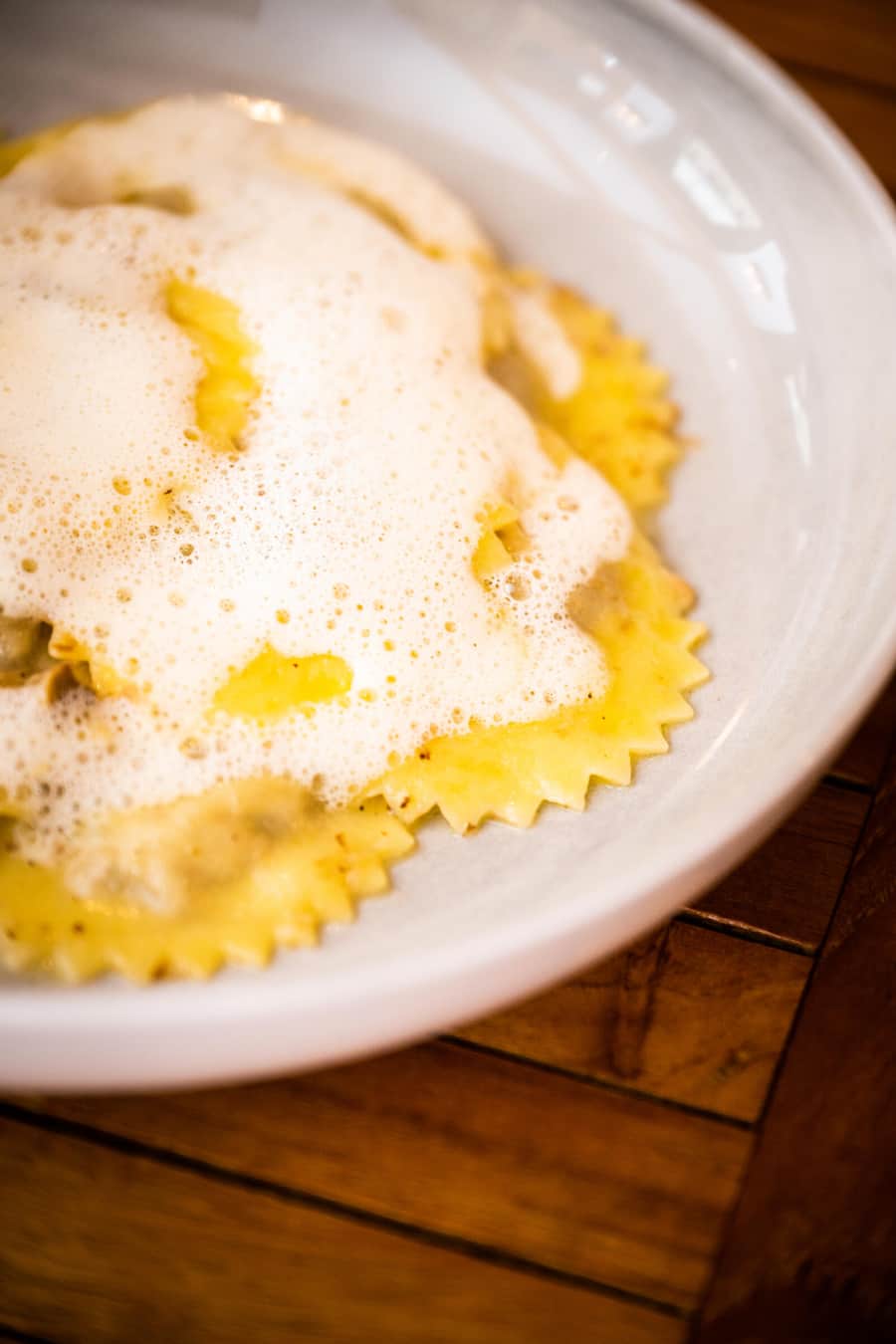 St.Moritz Spezial 2022:Dal Mulin: Chef Pietro Spotti kocht Kalbshaxen-Ravioli, Butter, Trüffel