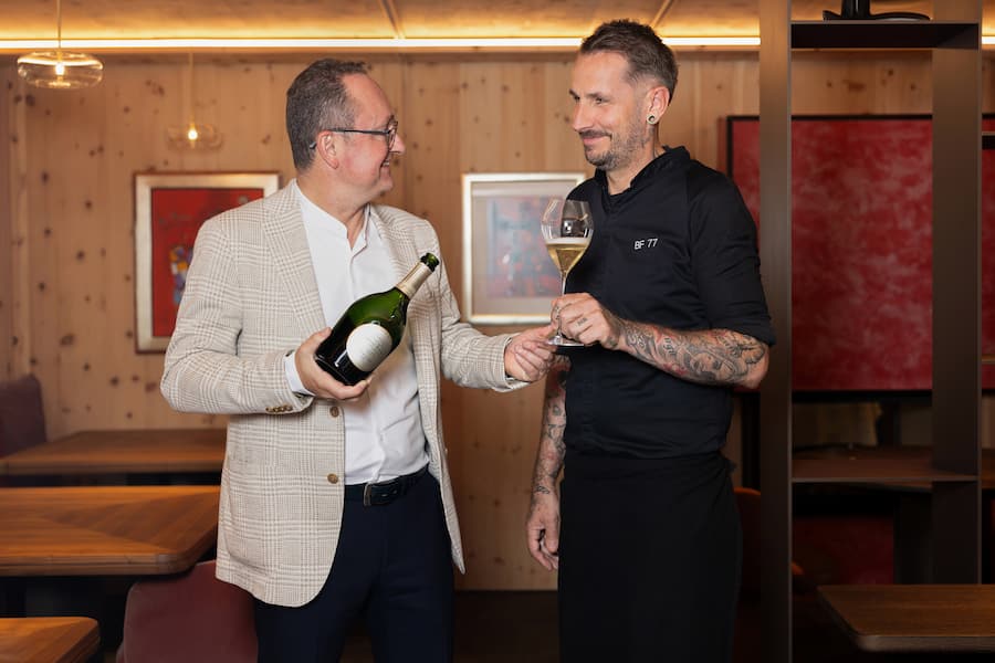 Daniel Eisner, Hoteldirektor und Sommelier mit Bernd Fabian, Koch, 13. August 2025, Hotel Chasa Montana, La Miranda Samnaun, Copyright: Simone Lombard