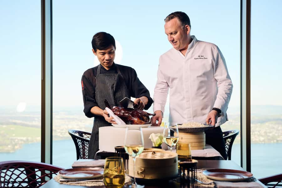 Die Attraktion im «Spices»: Peking Duck aus Appenzell! Chef Anantachi Bunkomon schneidet sie am Tisch, beobachtet von Culinary Director Mike Wehrle.