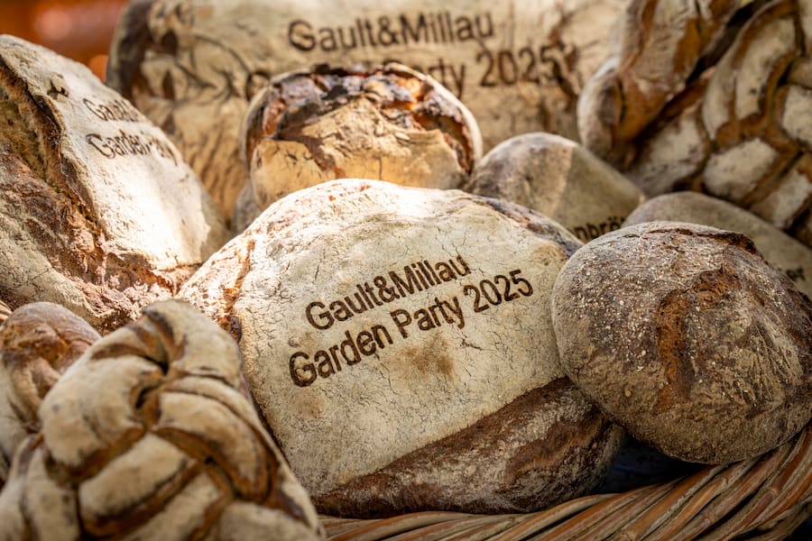 Eigentbrötler Daniel Amrein, Uccelin-Sauerteig Brot mit GaultMillau-Logo.