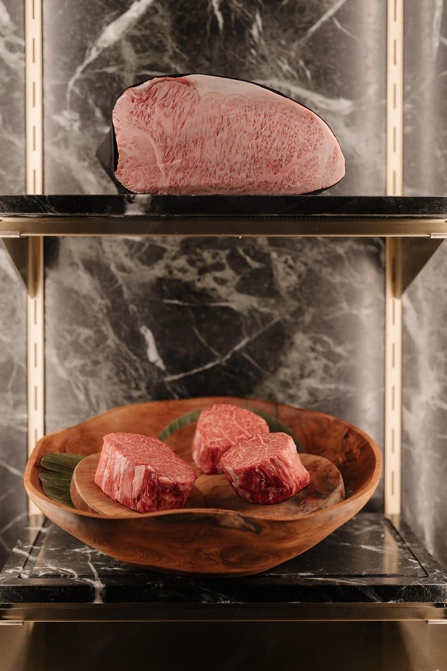Fleischvitrine: Wagyu Japan (oben), Kobe Japan (unten) - Beefbar - Grace St. Moritz - Januar 2025 - Copyright Olivia Pulver
