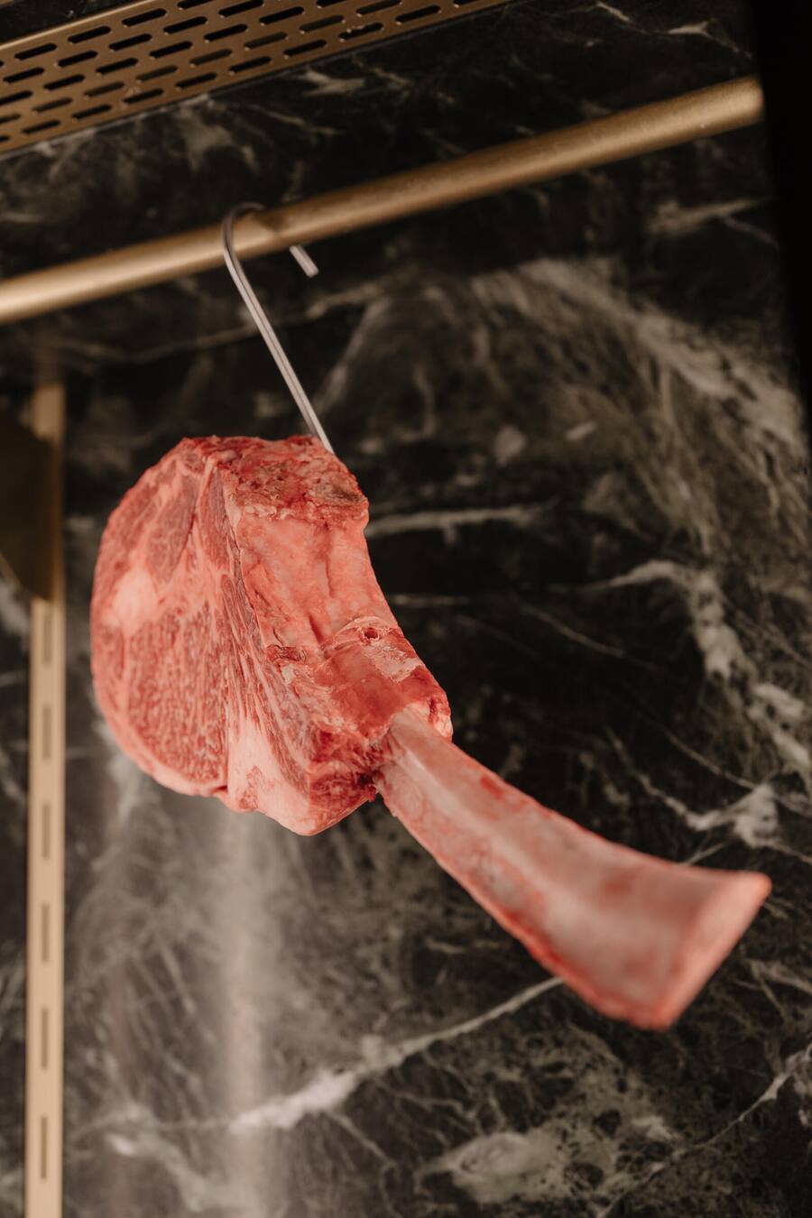 Fleischvitrine: Tomahawk WAGYU Australien - Beefbar - Grace St. Moritz - Januar 2025 - Copyright Olivia Pulver