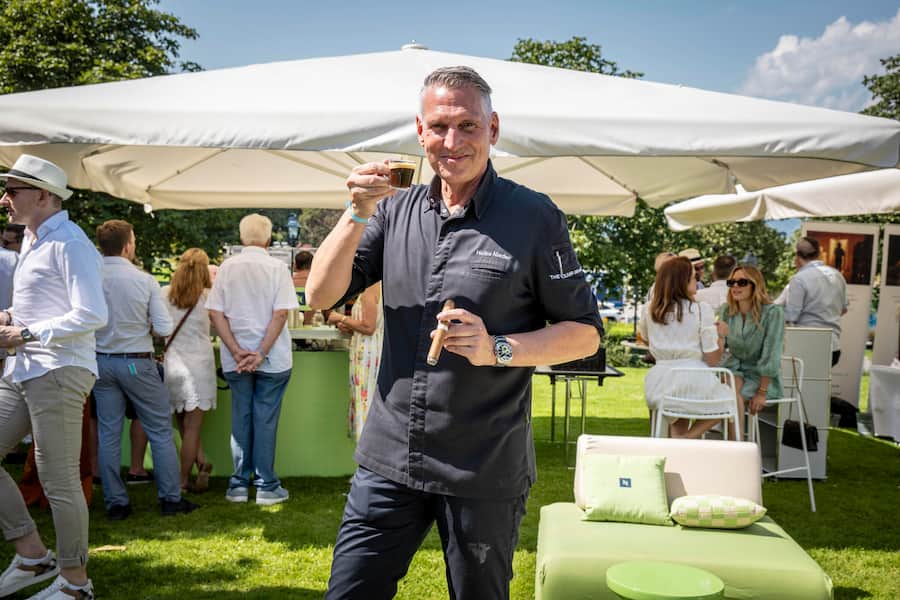 Heiko mit einer Davidoff-Zigarre am Nespresso Stand.